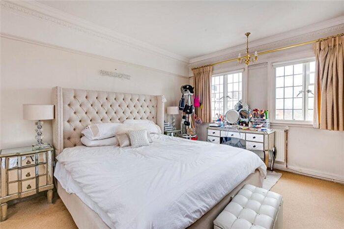 2 Bedroom Apartment To Rent In Chiltern Court, Baker Street, London, NW1