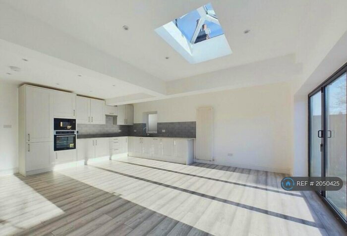4 Bedroom Semi-Detached House To Rent In Reading, Reading, RG30