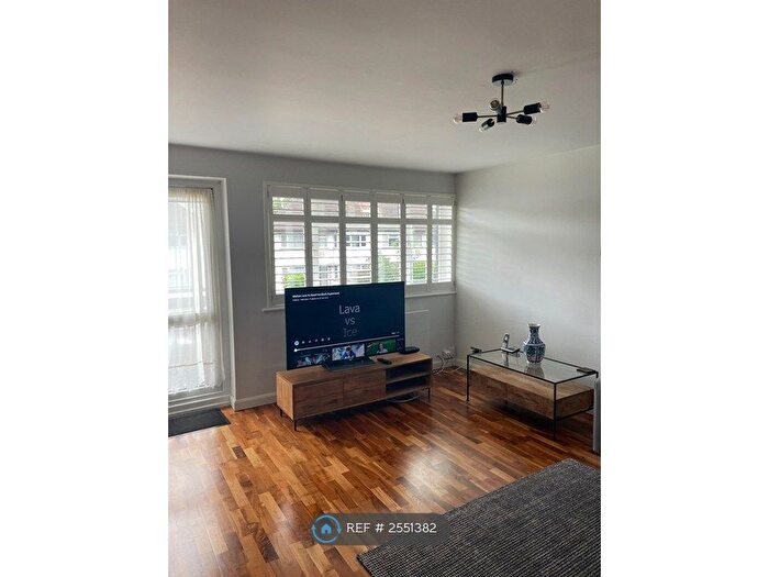2 Bedroom Maisonette To Rent In Fairway House, Borehamwood, WD6