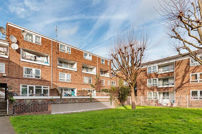 2 Bedroom Flat For Sale In Gough Walk, London, E14