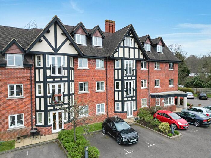 2 Bedroom Flat For Sale In Manor Road North, Hinchley Wood, KT10