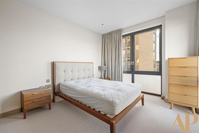 3 Bedroom Flat To Rent In Chivers Passage, London, SW18