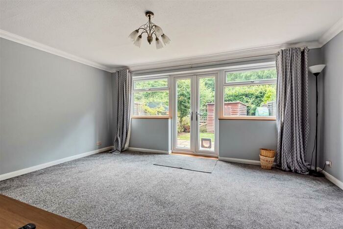 3 Bedroom Semi-Detached House To Rent In Clare Gardens, Petersfield, GU31