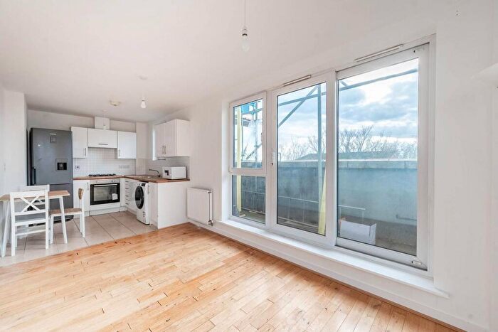 2 Bedroom Flat To Rent In Cameron Crescent, Edgware, HA8