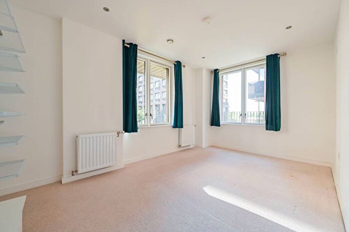 3 Bedroom Flat For Sale In Cavendish Square, Beckton, London, E16