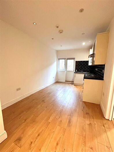 2 Bedroom Apartment To Rent In West Green Road, Haringey, N15