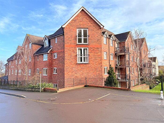 2 Bedroom Flat For Sale In Park Road, Frome, BA11