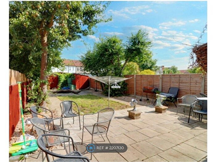 3 Bedroom End Of Terrace House To Rent In Martley Drive, Ilford, IG2