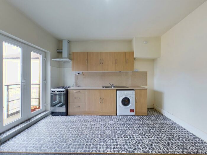 3 Bedroom Flat To Rent In Hedon Road, HU9