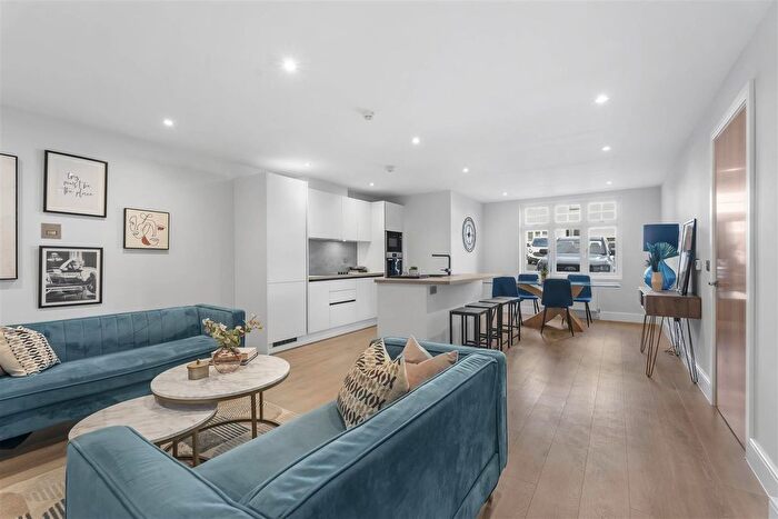 2 Bedroom Flat For Sale In Tolmers Gardens, Cuffley, Potters Bar, EN6