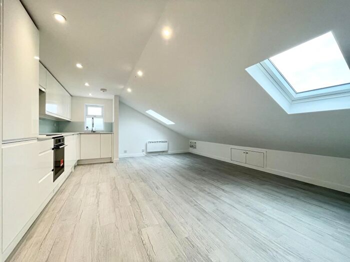 2 Bedroom Flat To Rent In Cresswell Road, East Twickenham, TW1