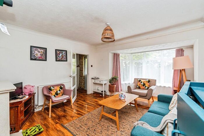 3 Bedroom Semi-Detached House For Sale In Leybourne Avenue, Southampton, Hampshire, SO18