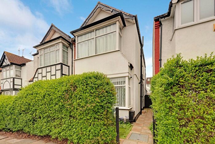 3 Bedroom Semi-Detached House For Sale In Hamilton Road, London, NW11