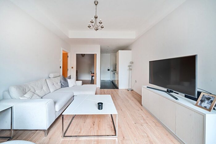 1 Bedroom Flat For Sale In Great West Road, Brentford, TW8