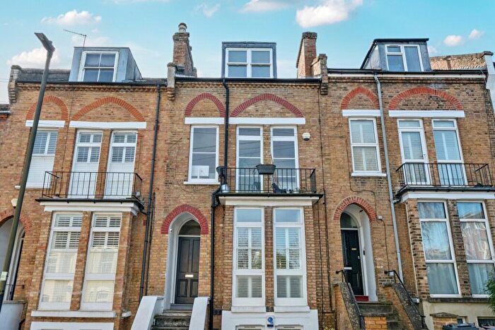 2 Bedroom Maisonette For Sale In Woodland Hill, Crystal Palace, London, SE19
