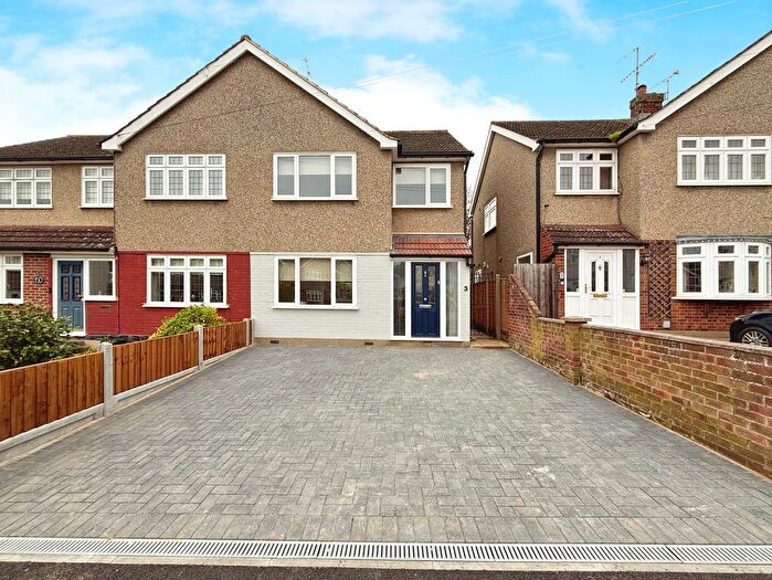 3 Bedroom Semi-Detached House To Rent In Passingham Close, Billericay, CM11