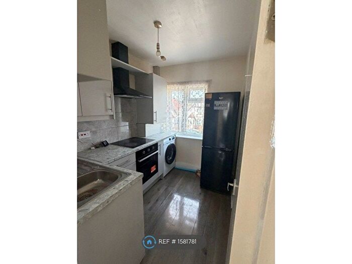 2 Bedroom Flat To Rent In North Hyde Lane, Hounslow, TW5