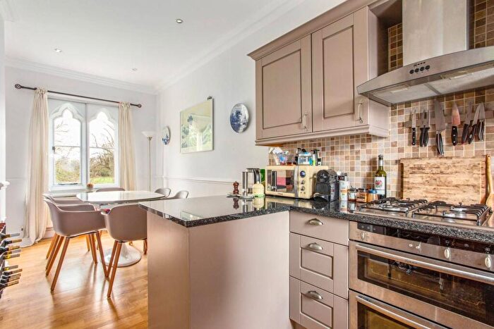 3 Bedroom Flat For Sale In Hatch Lane, Windsor, SL4