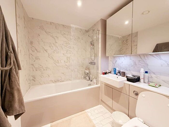 1 Bedroom Flat To Rent In Hurlock Heights, Deacon Street, SE17