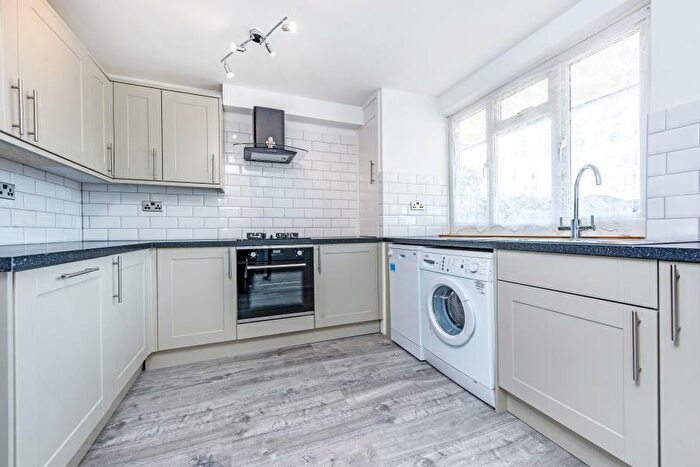 3 Bedroom Flat To Rent In Gloucester Road, KT1