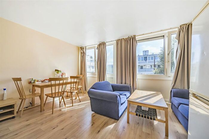 4 Bedroom Flat To Rent In Hersham Close, London, SW15