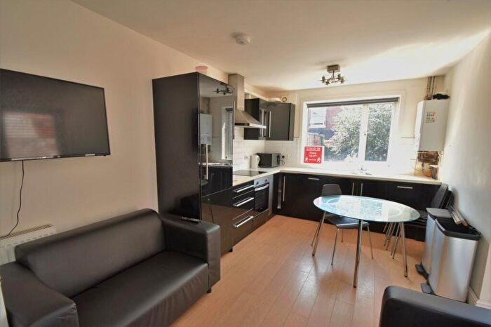 5 Bedroom House To Rent In Polygon, SO15