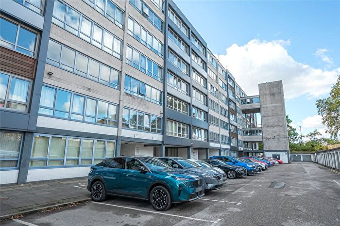 2 Bedroom Flat For Sale In Ingledew Court, Leeds, LS17