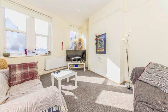 3 Bedroom Flat To Rent In Balham High Road, London, SW12