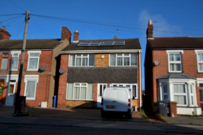 3 Bedroom Detached House To Rent In Foxhall Road, Ipswich, IP3