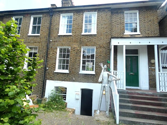 Studio To Rent In Navarino Road, Hackney, London, E8