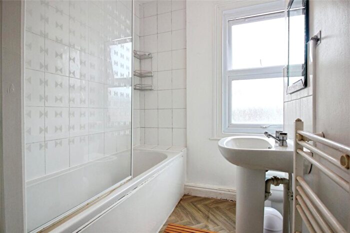 2 Bedroom Apartment To Rent In Caversham Road, Reading, Berkshire, RG1
