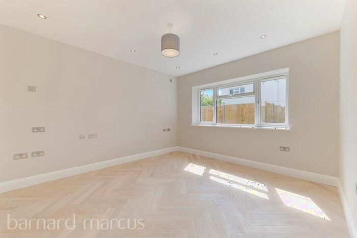3 Bedroom Bungalow For Sale In Cudas Close, Stoneleigh, KT19