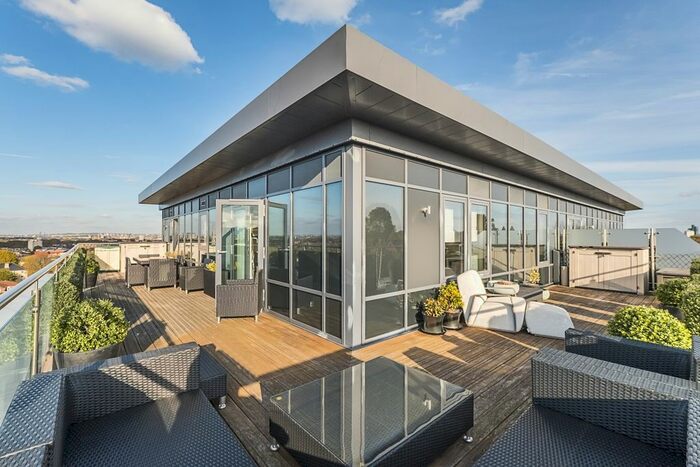 2 Bedroom Flat To Rent In Putney Hill, London SW15