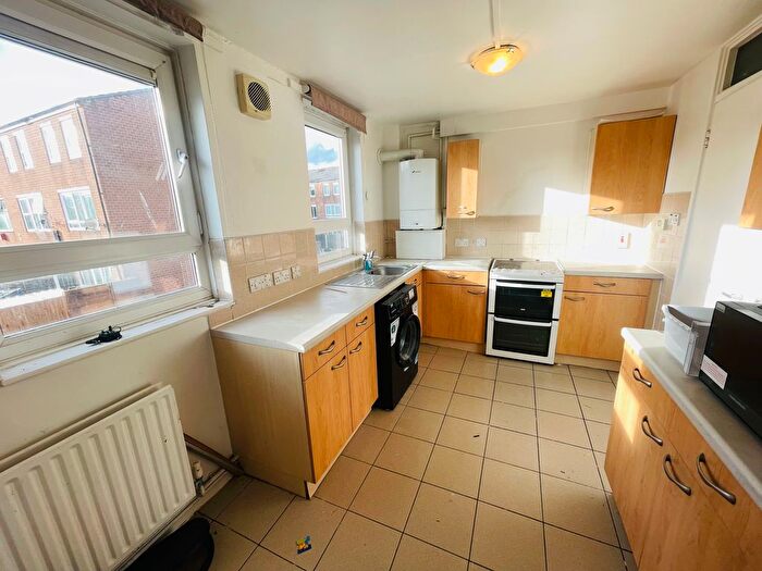 2 Bedroom Maisonette For Sale In Lyneham Walk, London, E5