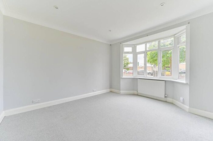3 Bedroom Flat To Rent In Selhurst New Road, South Norwood, London, SE25