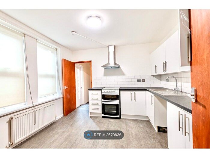 2 Bedroom Flat To Rent In Mayfair Avenue, Ilford, IG1