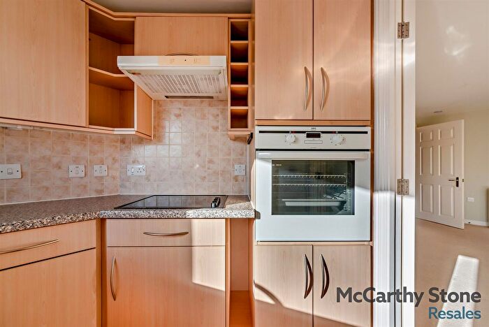 1 Bedroom Flat For Sale In Benedict Court, Western Avenue, Newbury, RG14