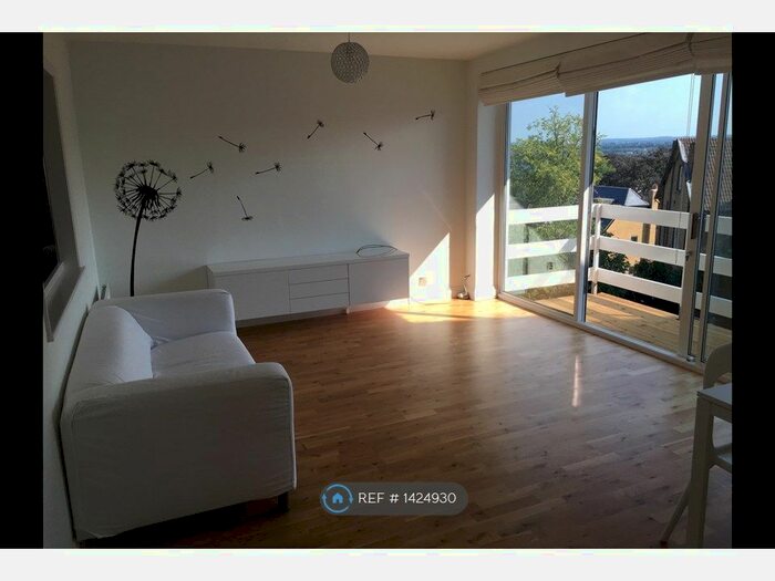 2 Bedroom Flat To Rent In Hillymead, London, SW19