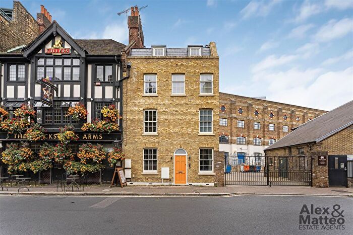 2 Bedroom Flat For Sale In Rotherhithe Street, Rotherhithe, SE16
