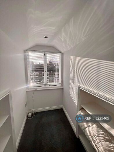 Studio To Rent In Denning Rd, London, NW3