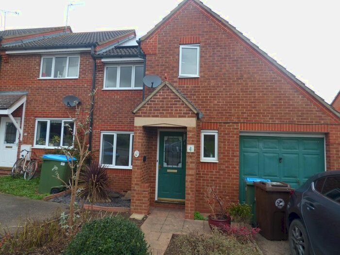 3 Bedroom Semi-Detached House To Rent In Bluebell Close, Buckingham, MK18