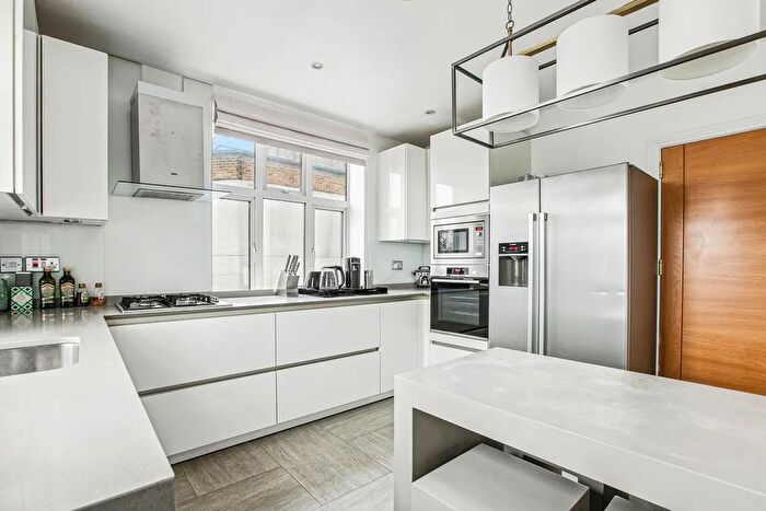 4 Bedroom Flat To Rent In Malvern Court, Onslow Square, South Kensington, SW7
