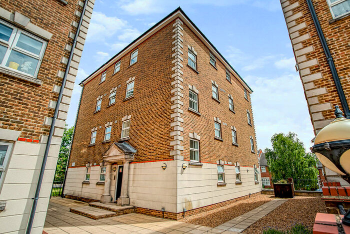 2 Bedroom Flat To Rent In Brook Square, London, SE18