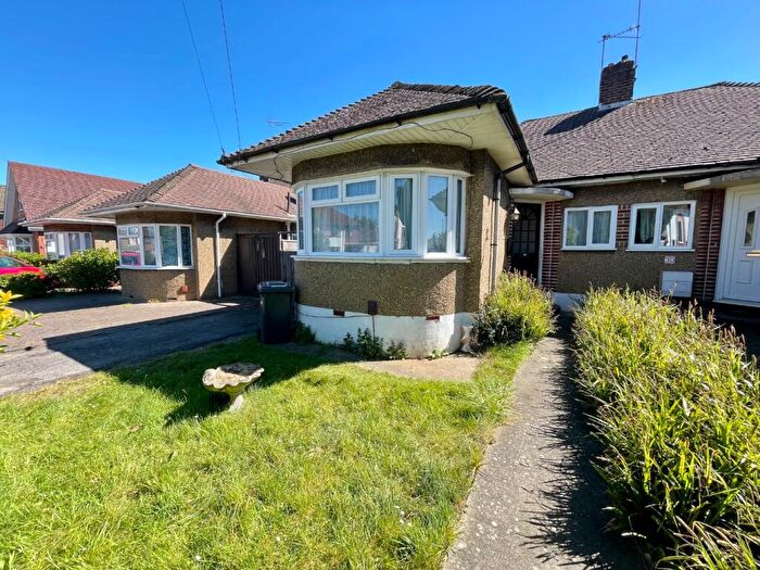 3 Bedroom Semi-Detached Bungalow For Sale In Felstead Way, Luton, Bedfordshire, LU2