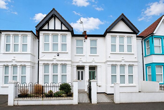 2 Bedroom Flat For Sale In Burdett Avenue, Westcliff-On-Sea, SS0