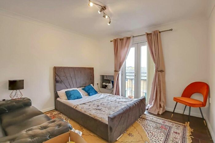 3 Bedroom Flat To Rent In Commercial Way, SE15