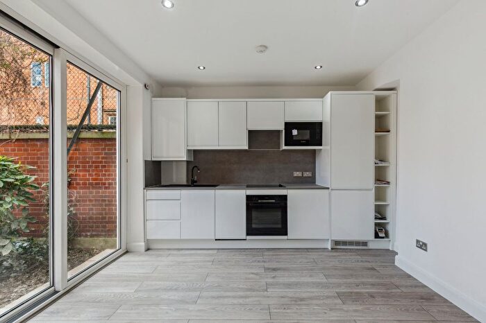 2 Bedroom Flat To Rent In Lime Grove, Shepherds Bush Green, W12