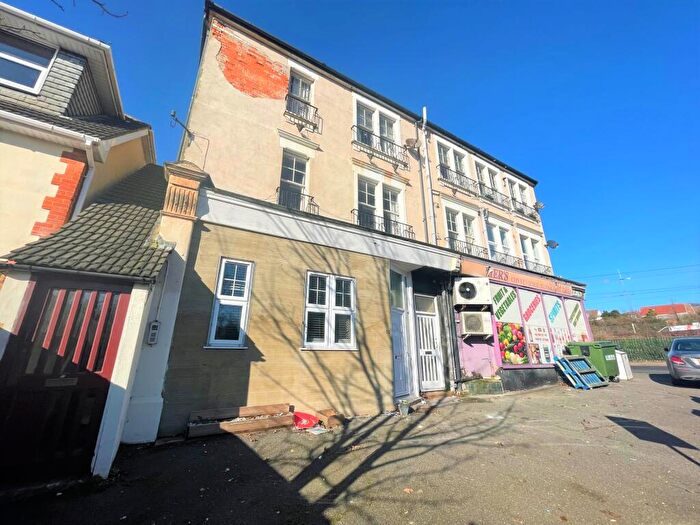 2 Bedroom Maisonette To Rent In Whitefriars Crescent, Westcliff-on-sea, Southend-on-sea, SS0