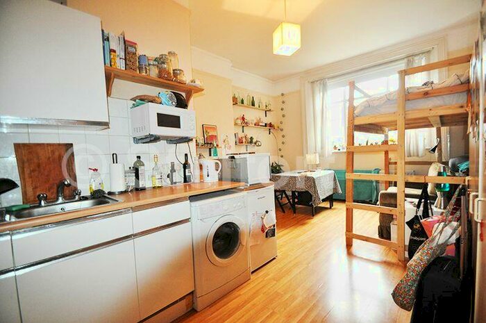 Flat To Rent In Woodberry Grove, London, N4