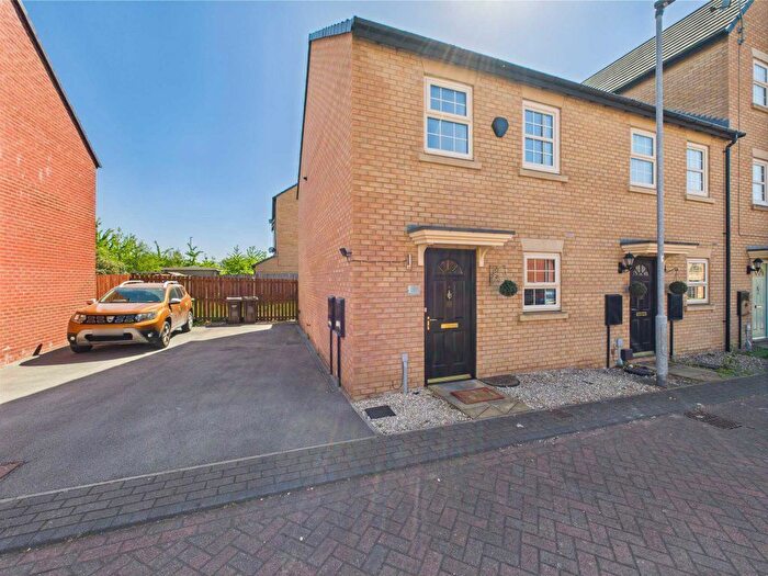 3 Bedroom Semi-Detached House To Rent In Fallbrook Road, Castleford, WF10